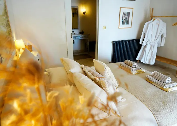 Plates Luxury D'hotes Et Saint-Mezard